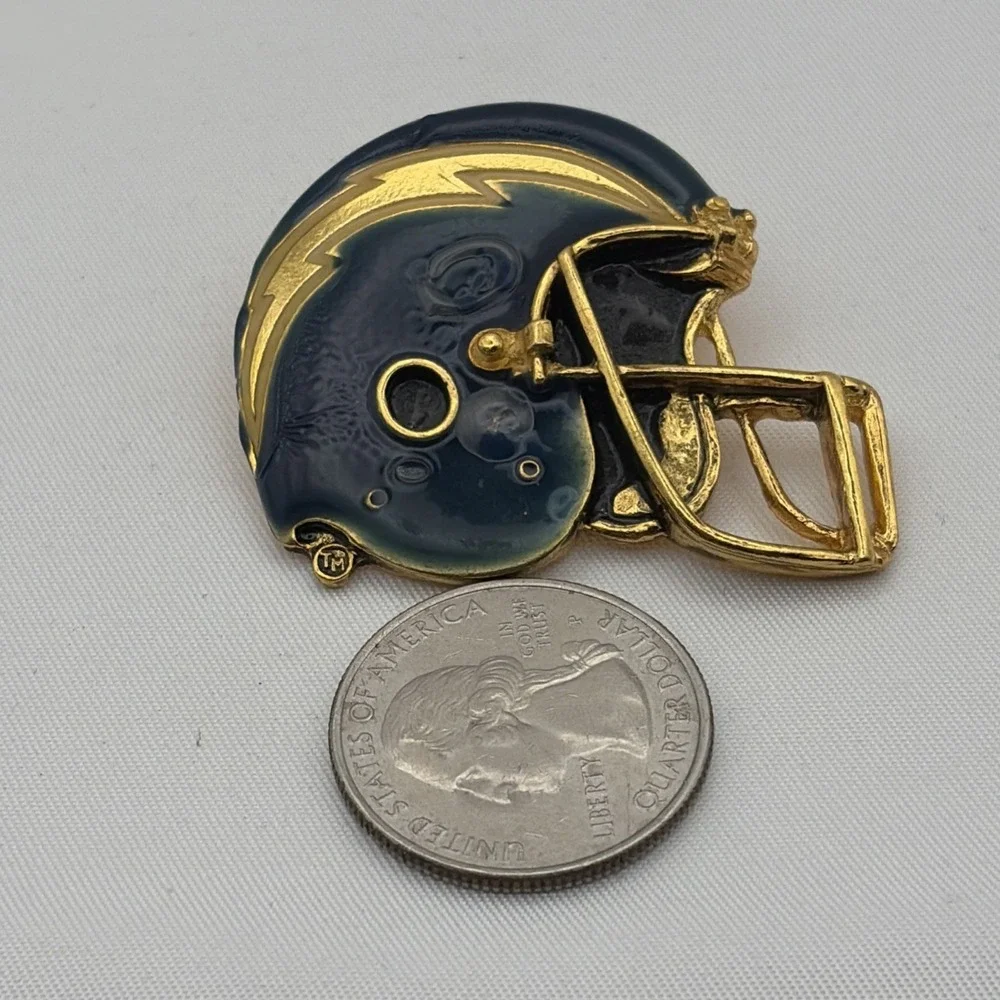 Vintage San Diego Chargers NFL Football Helmet Lapel Hat Pin‎